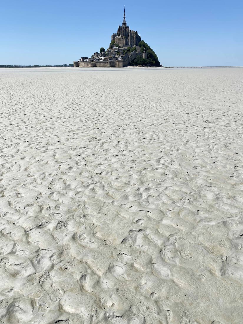 Marée basse dans la baie du Mont-Saint-Michel