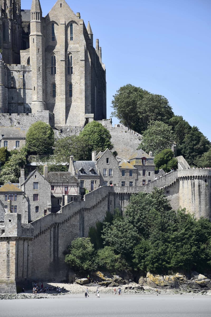 Les remparts du Mont-Saint-Michel vus de la baie