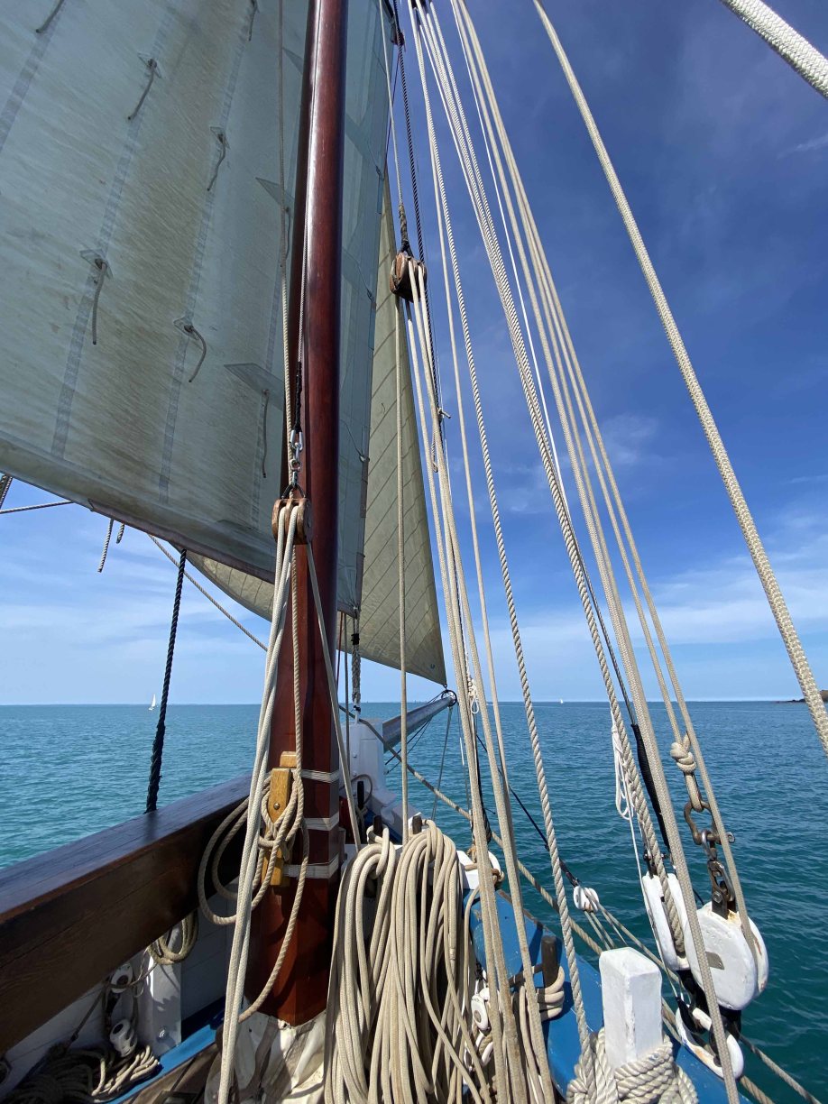 Navigation à bord de La Granvillaise par mer calme au large de Granville