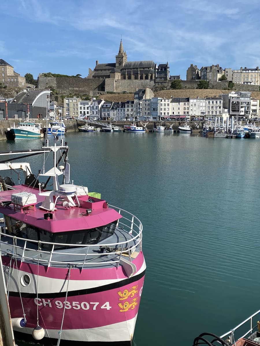 Bateaux de pêche dans le port de commerce de Granville en Normandie