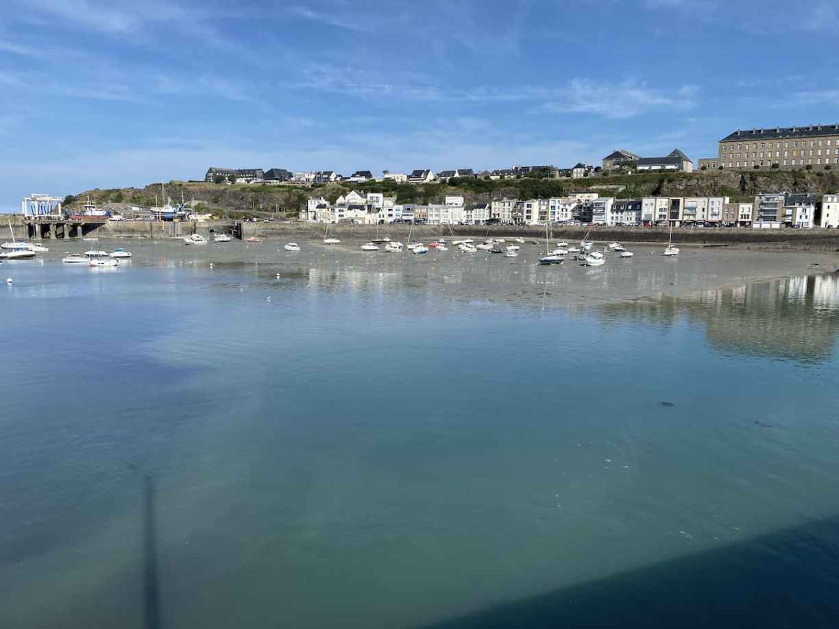 L'avant-port de Granville à marée haute avant la sortie en vieux gréement