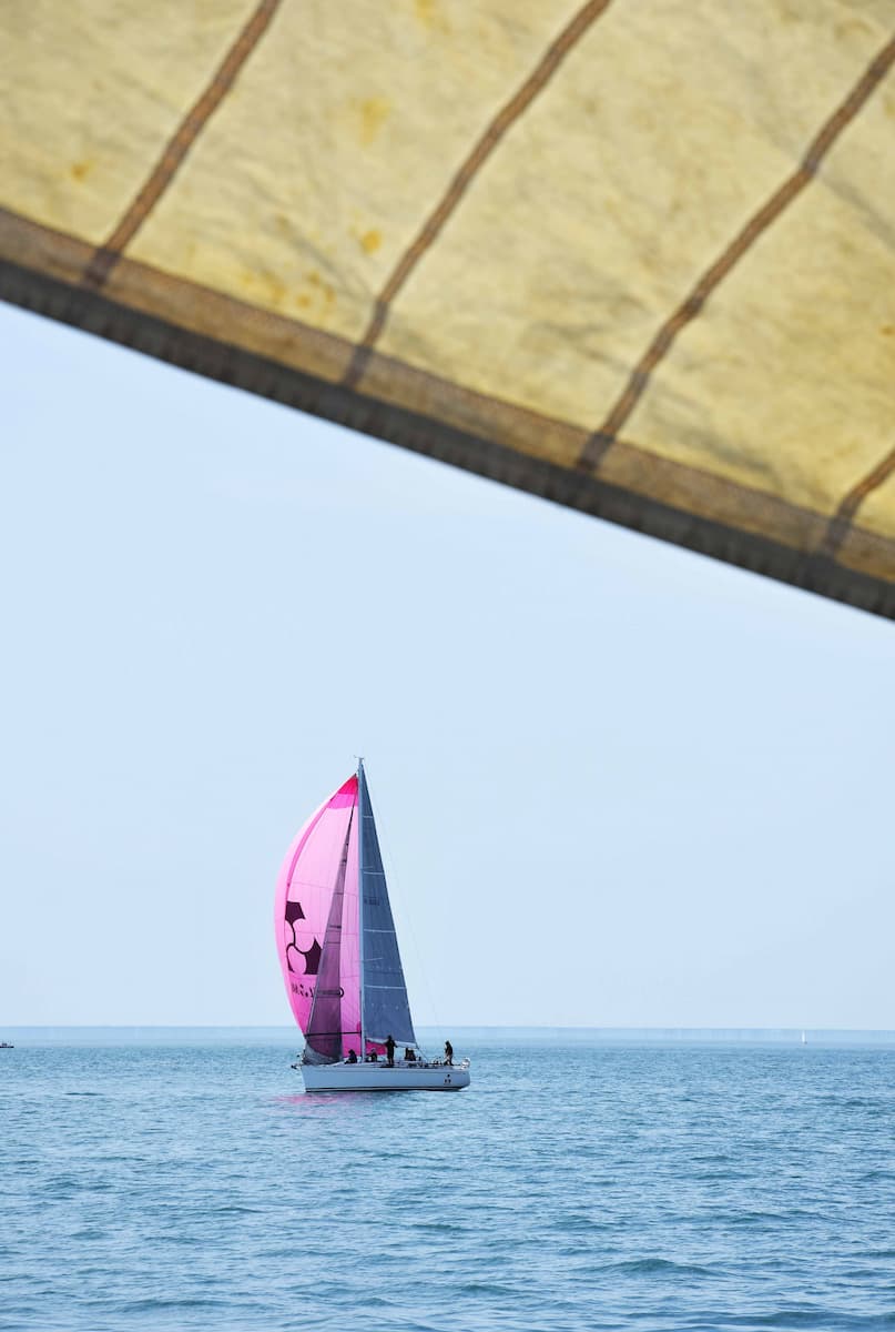 Voiliers en régate au large de Granville dans la baie du Mont-Saint-Michel