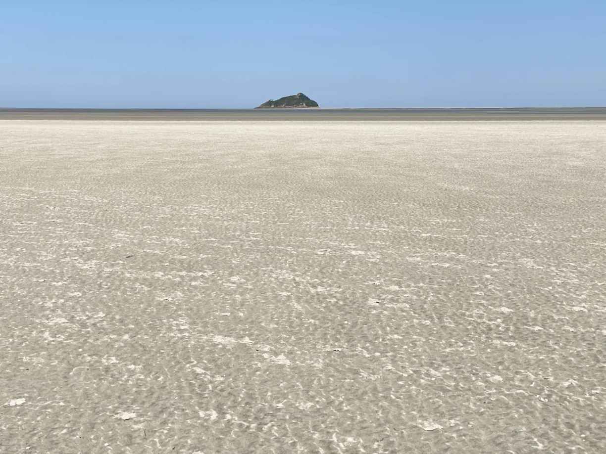 Le rocher de Tombelaine étape de la traversée du Mont-Saint-Michel