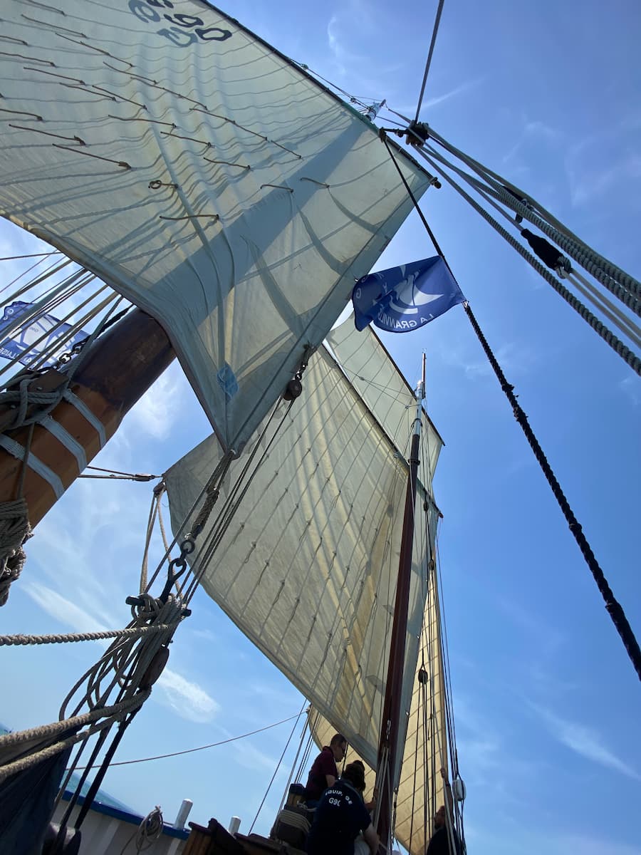 La grand-voile de la bisquine La Granvillaise gonflée par le vent