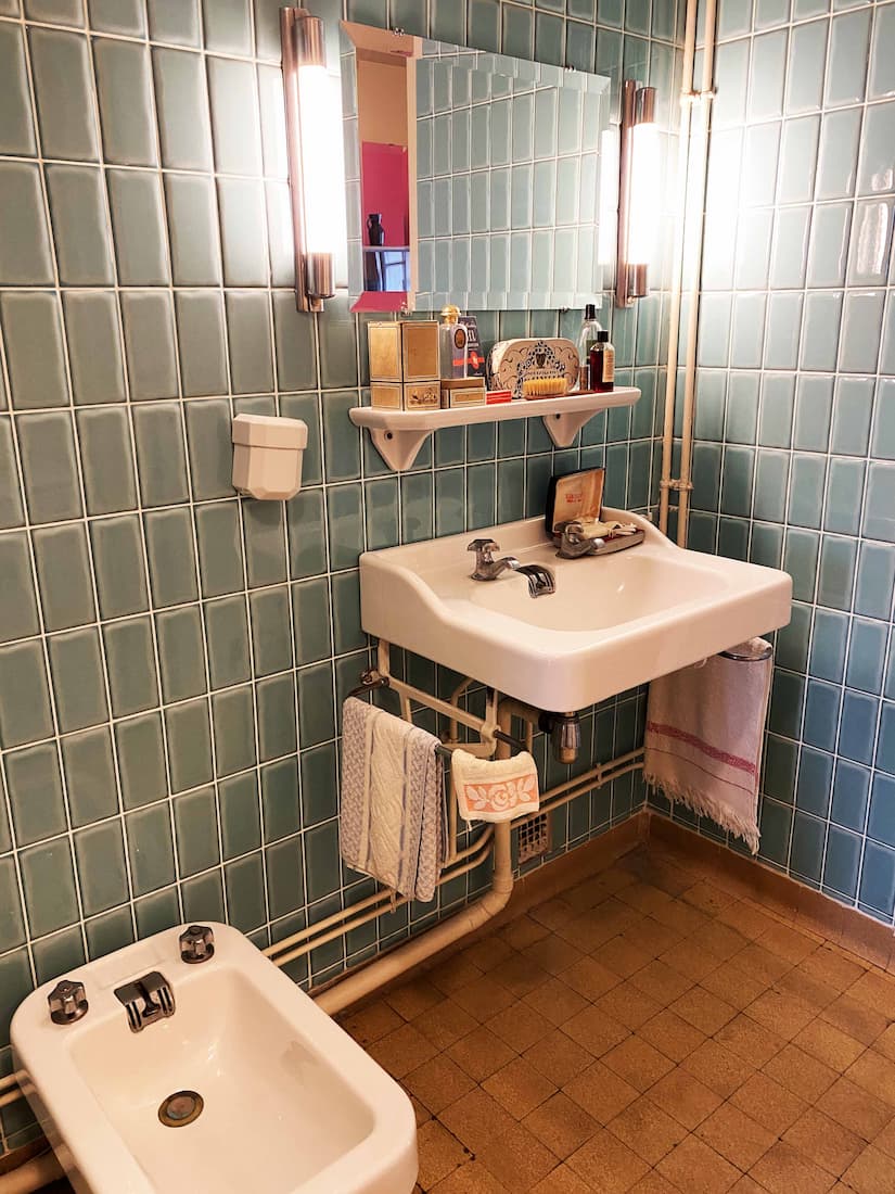 Salle de bain des années 1950 dans l'Appartement Témoin Perret