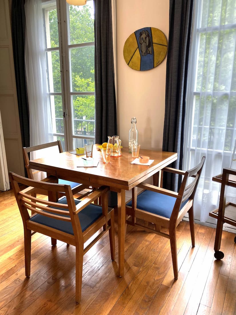 Intérieur de l'Appartement Témoin Perret illustrant le quotidien des habitants après la Seconde Guerre mondiale.