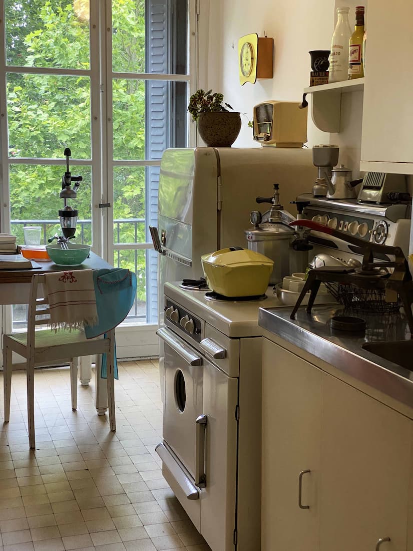 Cuisine de l'Appartement Témoin Perret avec ustensiles des années 1950