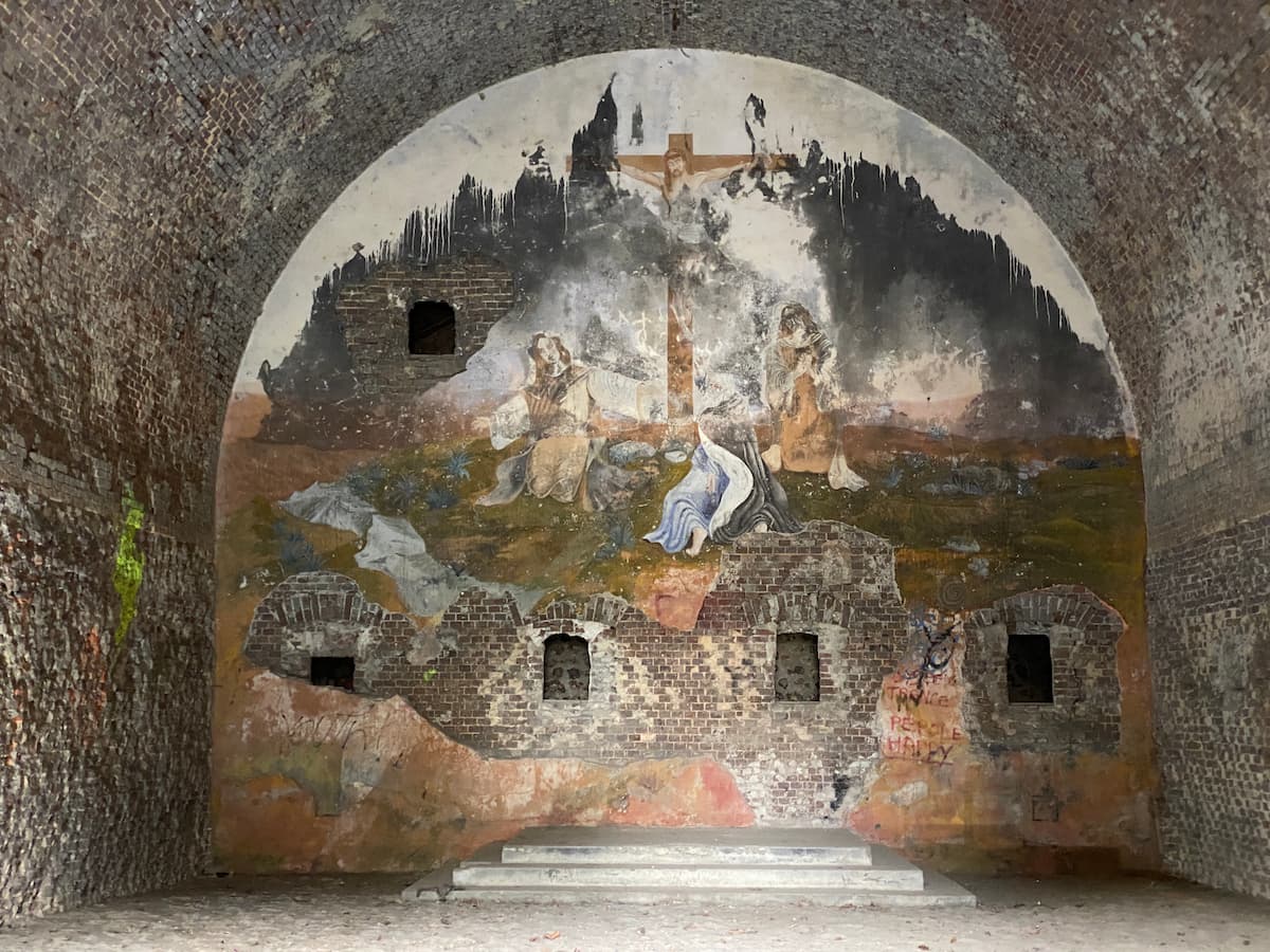La poudrière du Fort de Sainte-Adresse du Havre a servi de chapelle pour les civils pendant la Seconde Guerre mondiale