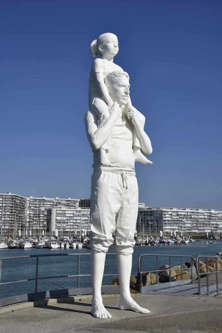 La sculpture du « Bout du monde » installée à l’entrée du port