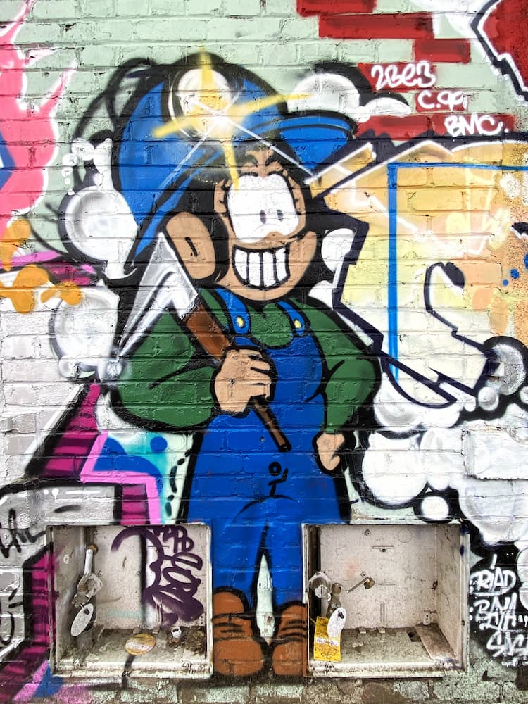 Street art représentant un jeune mineur au travail dans une galerie de mine à Lens