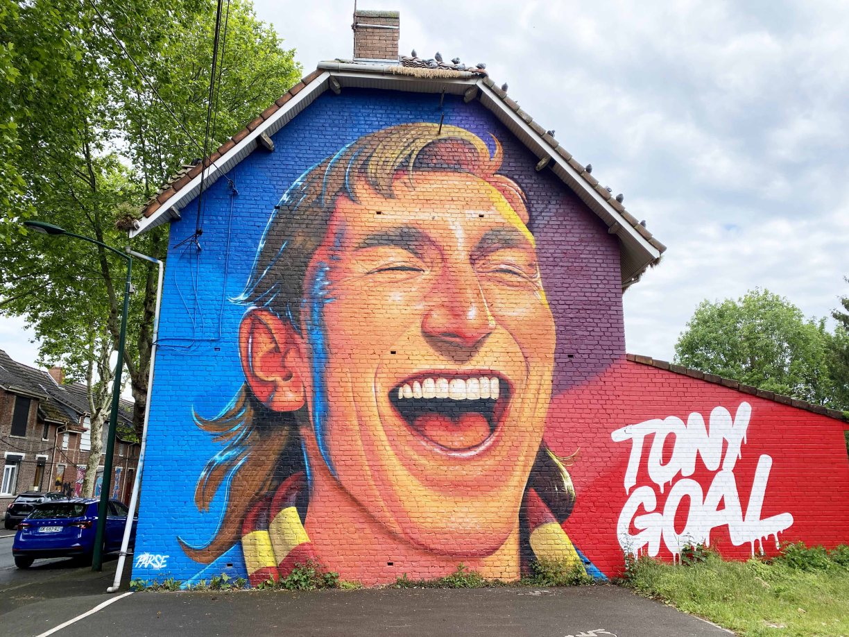 Fresque de Tony Vairelles surnommé Tonygoal réalisée en street art dans la cité minière de Lens
