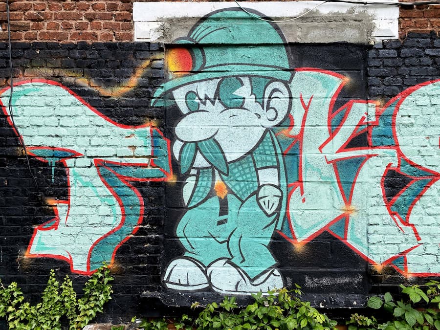 Personnage de jeu vidéo revisité en mineur dans une œuvre de street art à Lens