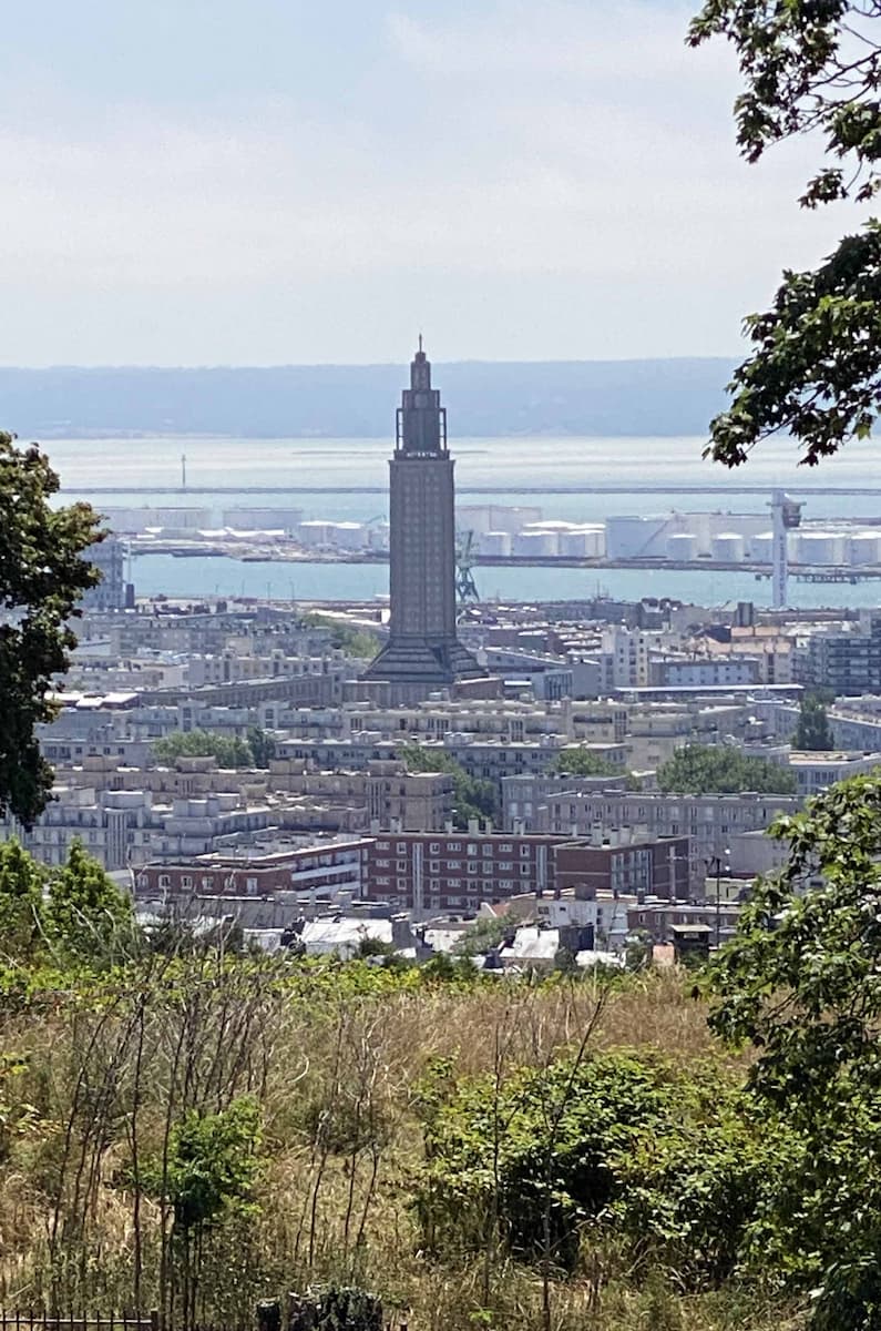 Vue panoramique depuis les Jardins Suspendus sur la ville, la Manche et l'estuaire de la Seine.