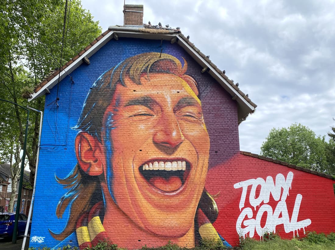 Fresque de Tony Vairelles surnommé Tonygoal réalisée en street art dans la cité minière de Lens