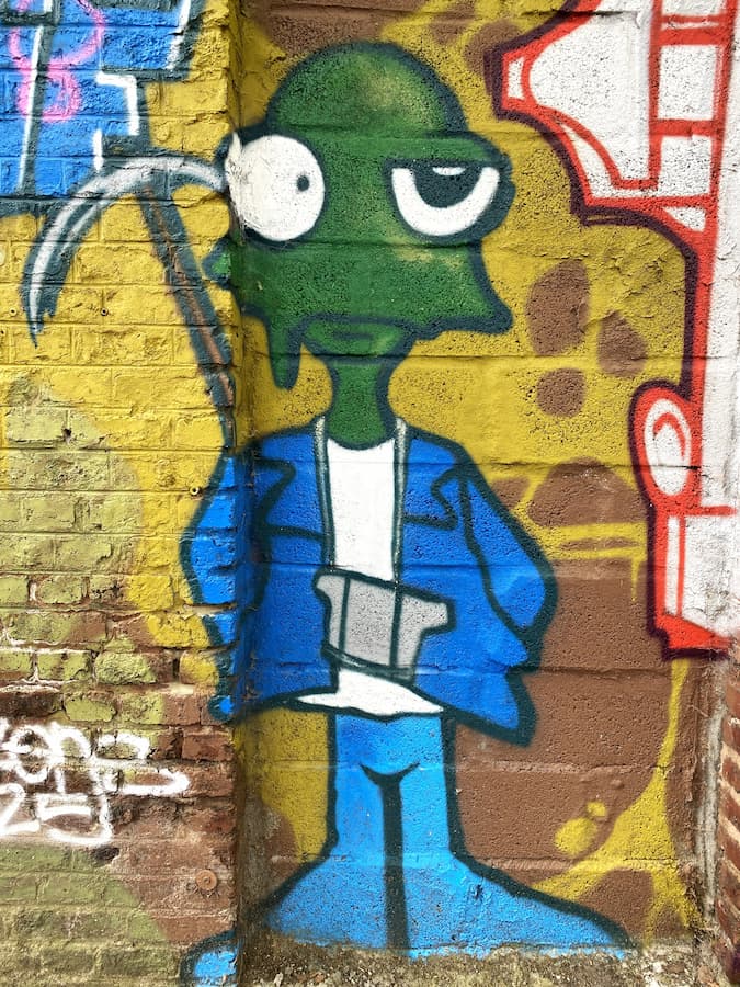 Personnage de dessin animé transformé en mineur dans une fresque de street art à Lens