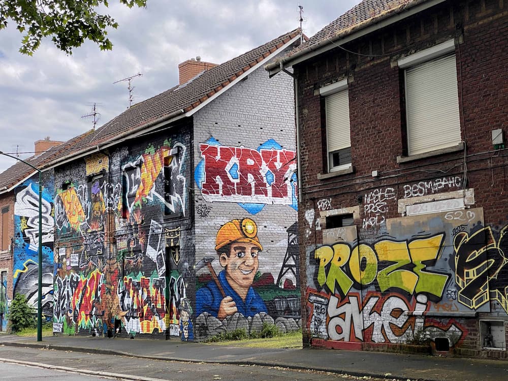 Fresques de street art sur les murs de la cité minière de Lens dans le bassin minier classé à l'UNESCO