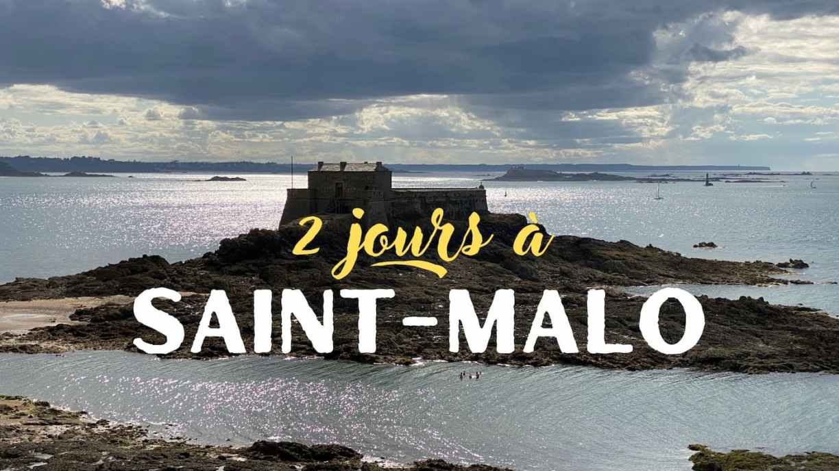 Saint-Malo vue depuis les remparts avec la mer et les fortifications