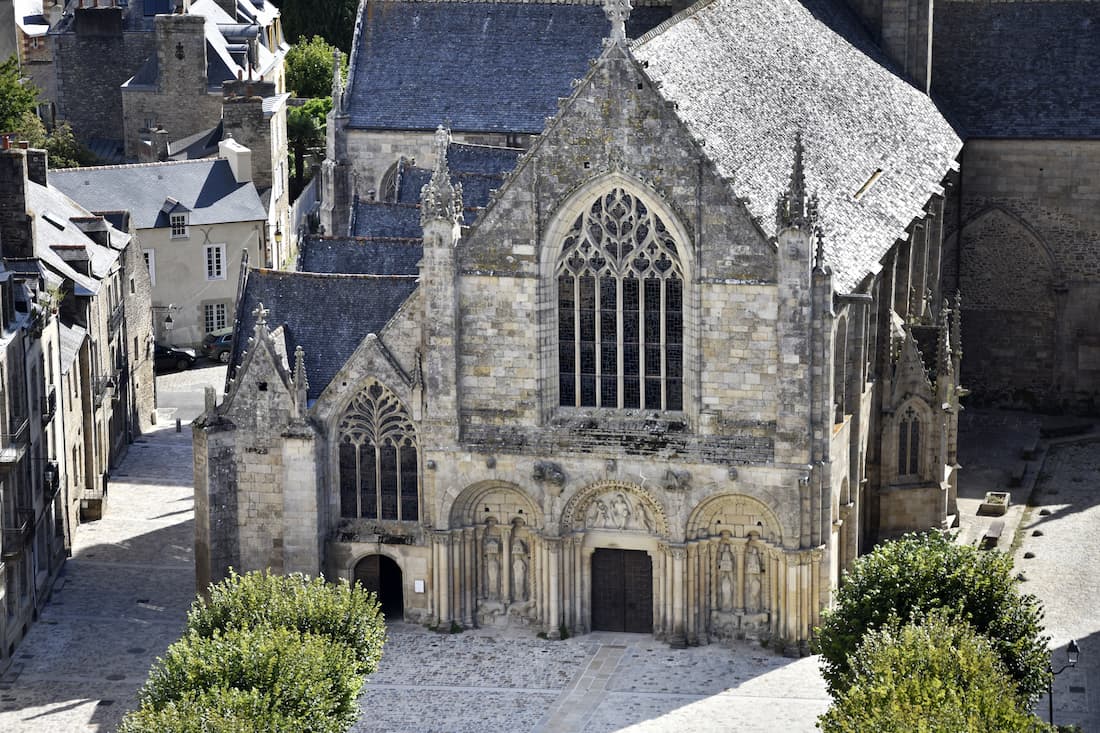 Façade et portail de la basilique de la place Saint-Sauveur de Dinan