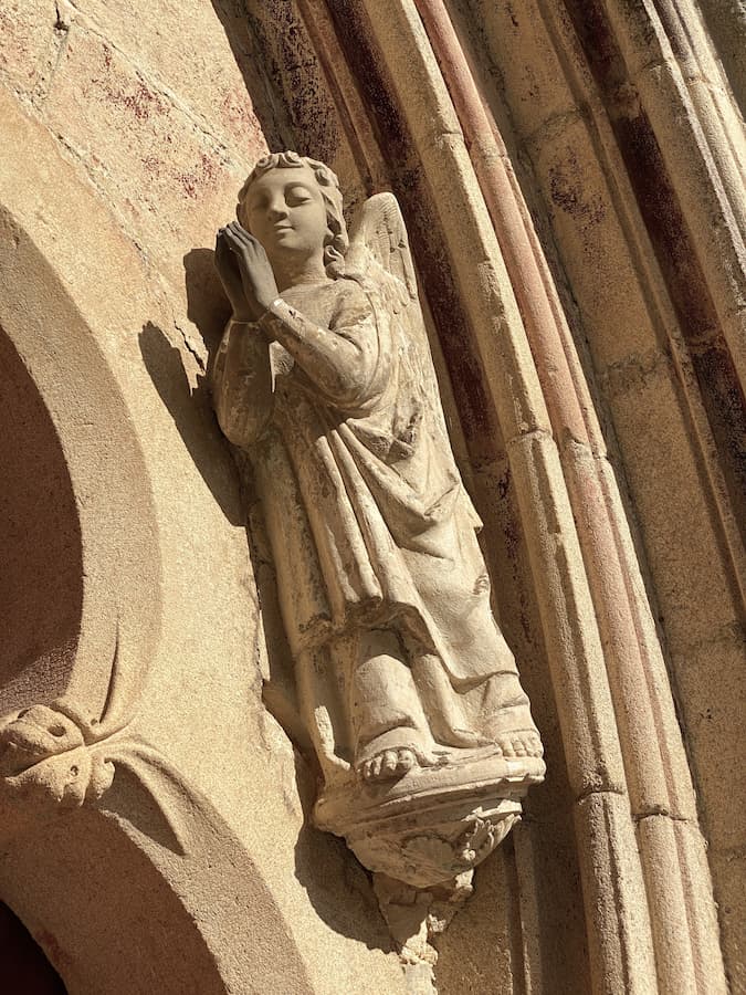 Sculpture encadrant le portail ouest de l'abbatiale de Paimpont