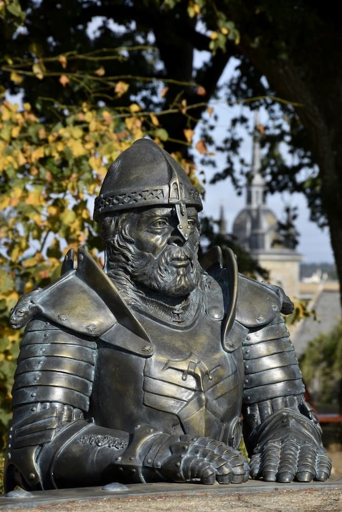 Sculpture du roi Arthur assis à la table des Chevaliers de la Table Ronde