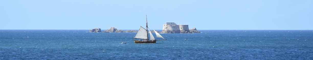 Vieux grément naviguant dans la baie de Saint-Malo