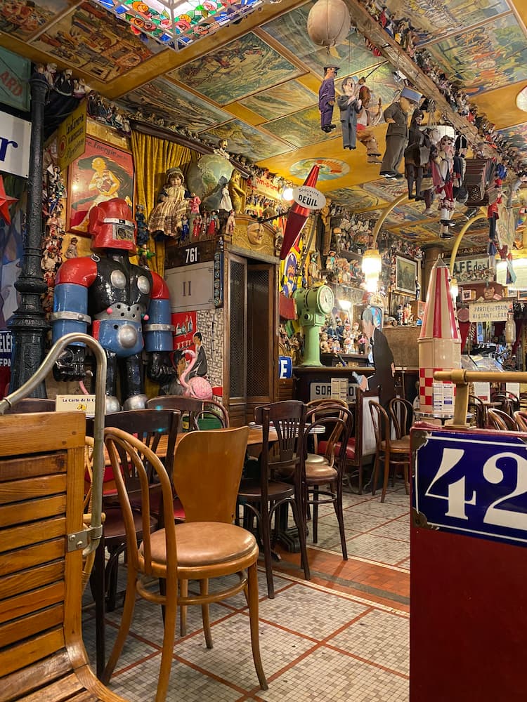 Décoration et ambiance originales du Café du Coin d’en Bas de la Rue dans la vieille ville de Saint-Malo