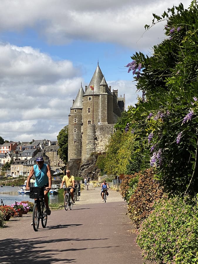 Chemin de halage le long du canal de Nantes à Brest à Josselin