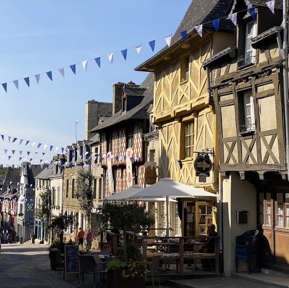 Rue principale de la petite ville de Josselin
