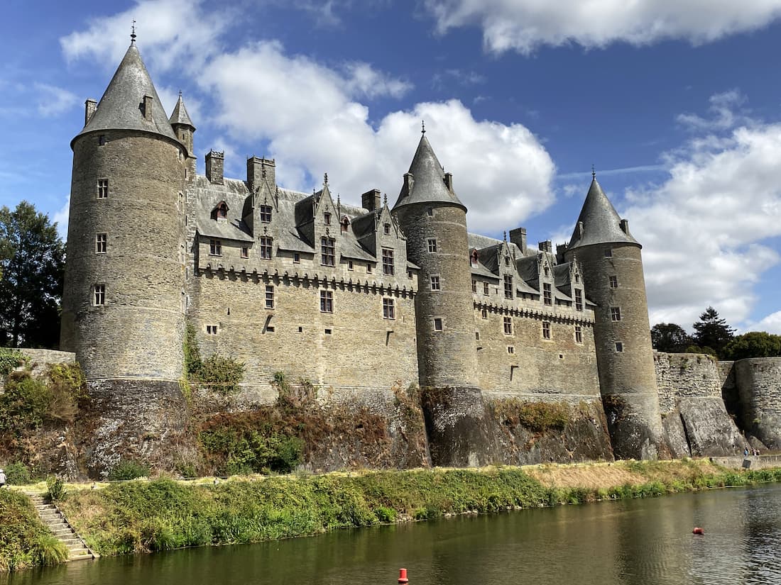 Château de Josselin et ses trois tours vus depuis les berges de l’Oust