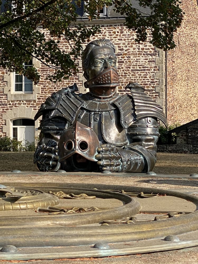 Sculpture d’un Chevalier de la Table Ronde à Néant-sur-Yvel