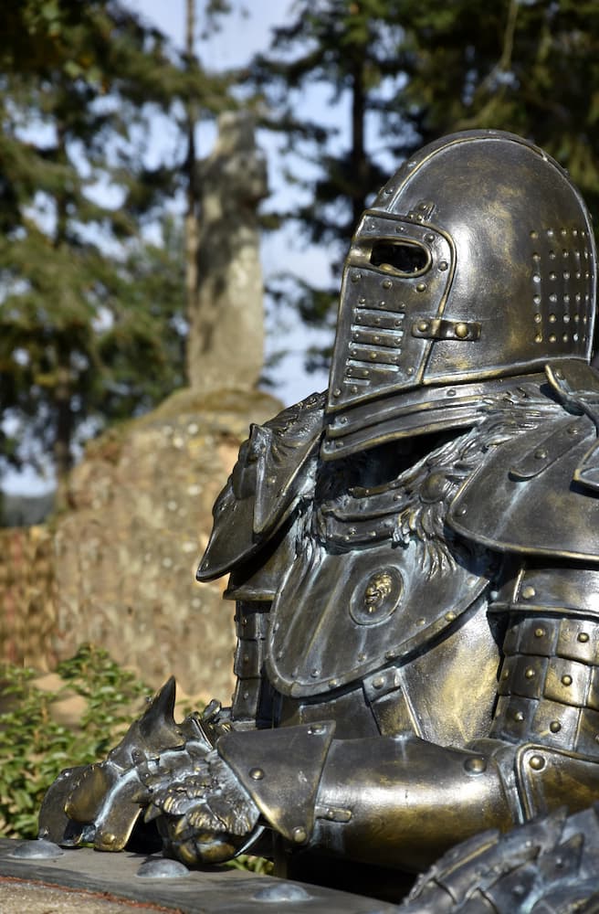 Sculpture d’un Chevalier de la Table Ronde casqué aux côtés d’Arthur