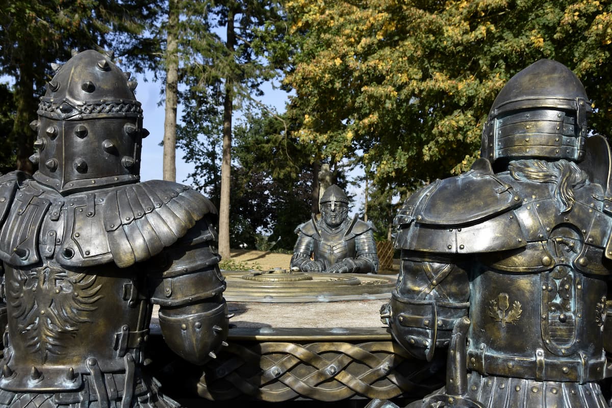 Sculpture de Mickaël Thomazo représentant les Chevaliers de la Table Ronde