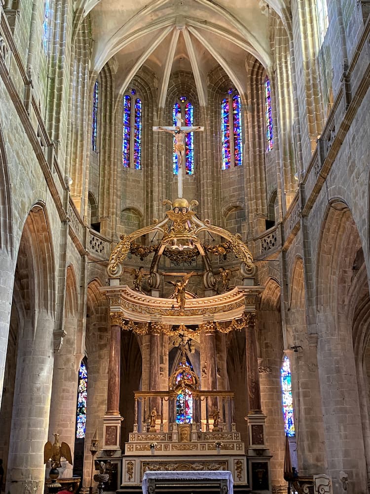 Intérieur de la basilique Saint-Sauveur de Dinan