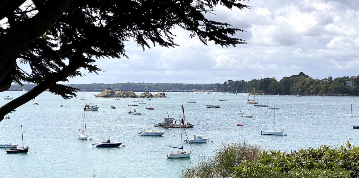Sentier côtier de la cité d’Alet avec vue sur la baie de Saint-Malo