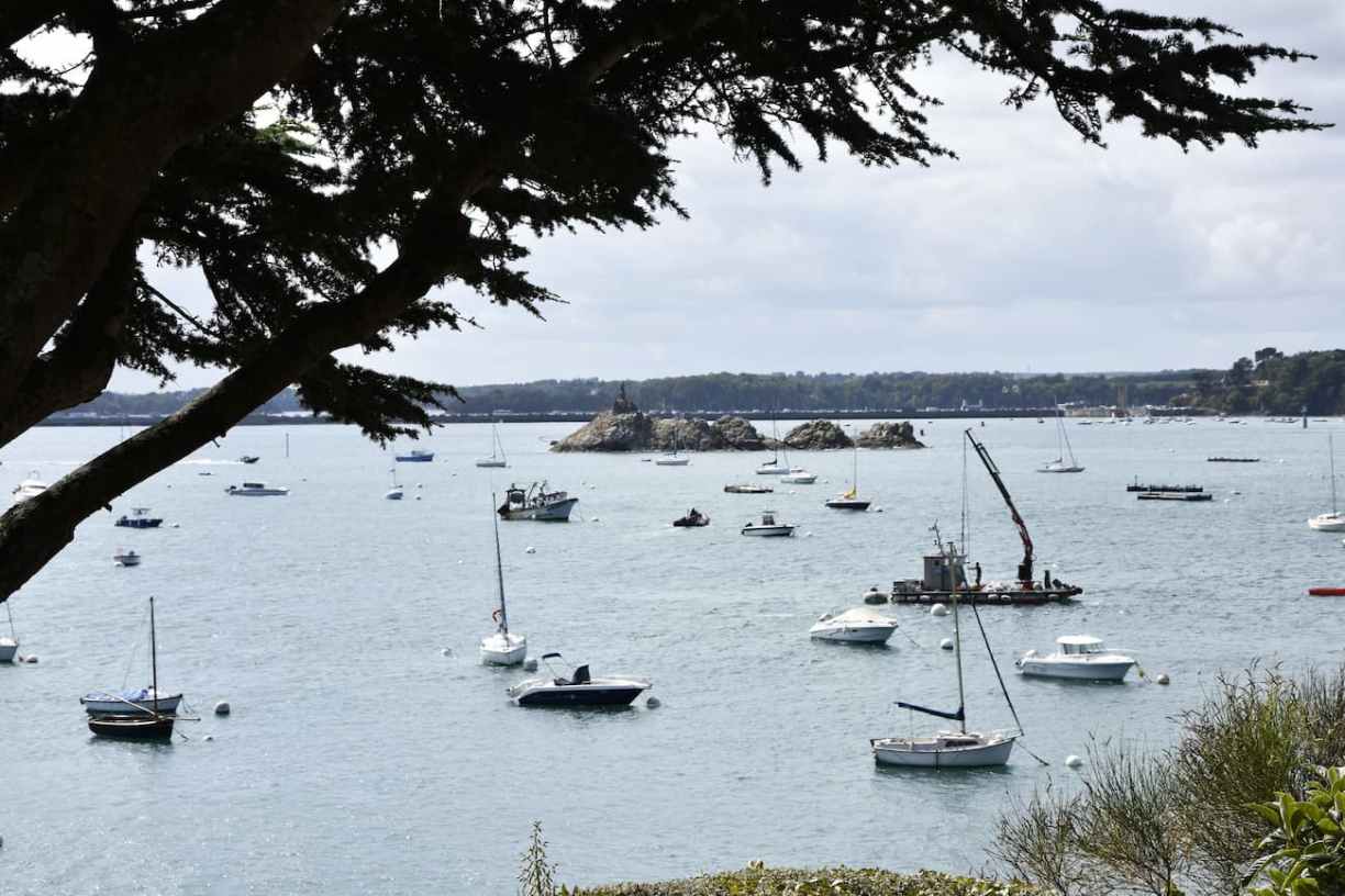 Sentier côtier de la cité d’Alet avec vue sur la baie de Saint-Malo
