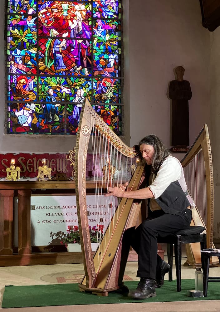 Concert de harpe celtique dans l’église du Graal de Tréhorenteuc