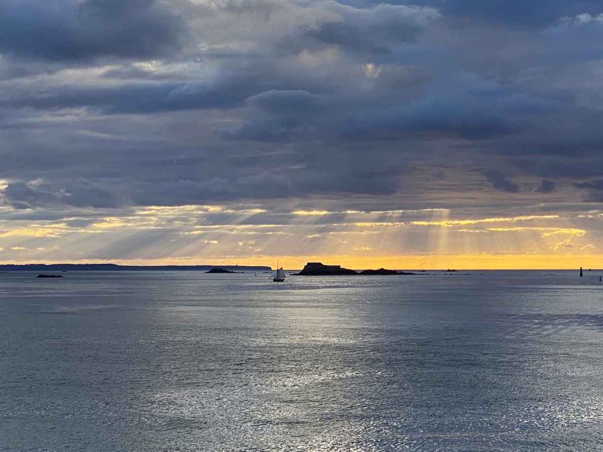 Coucher de soleil sur la baie de Saint-Malo depuis les remparts