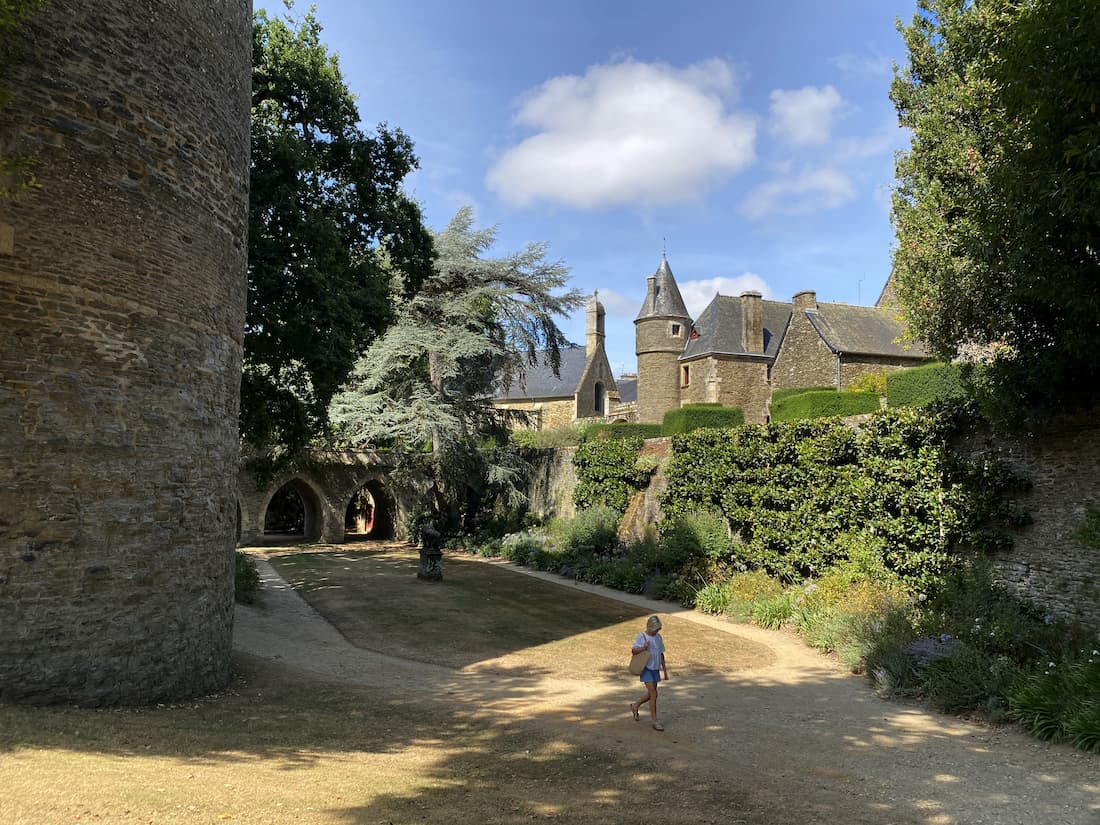 Douves du château de Josselin le long du centre historique