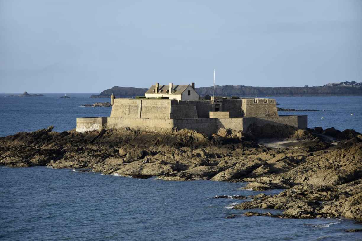 Fort National devant la plage de l’Éventail à Saint-Malo