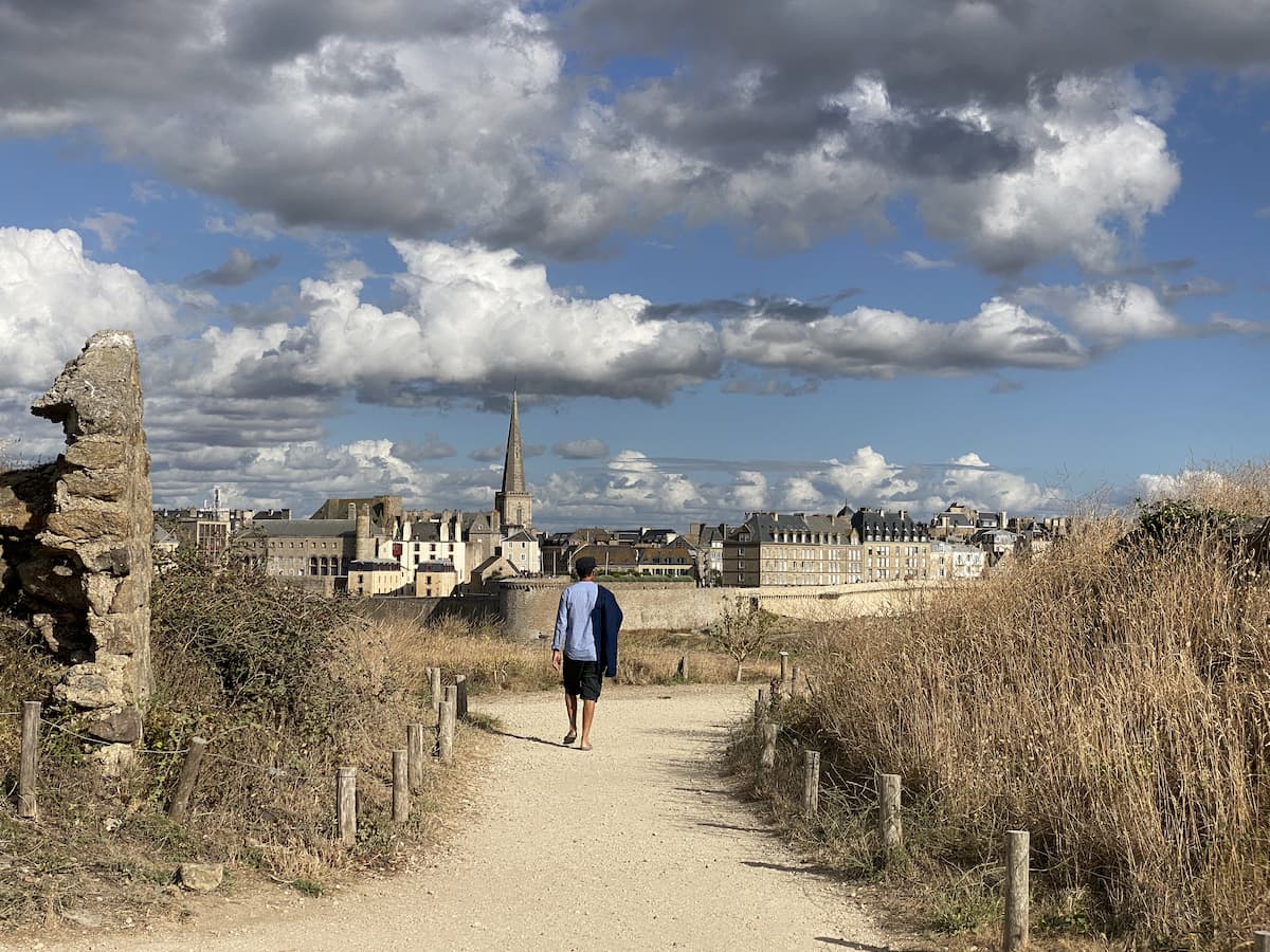 Îlot du Grand Bé accessible à pied depuis Saint-Malo à marée basse