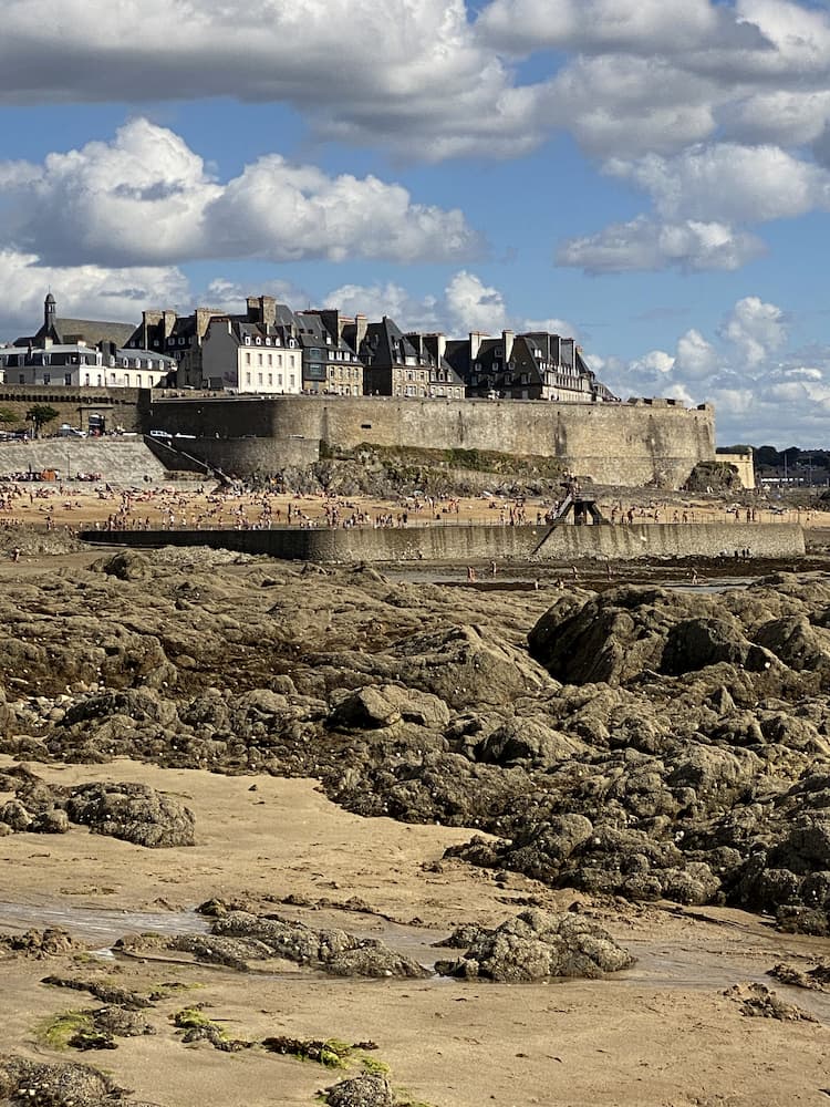 Vue sur les remparts de Saint-Malo depuis le fort du Petit Bé