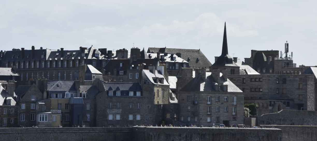 Promenade sur les remparts de Saint-Malo avec vue sur la baie