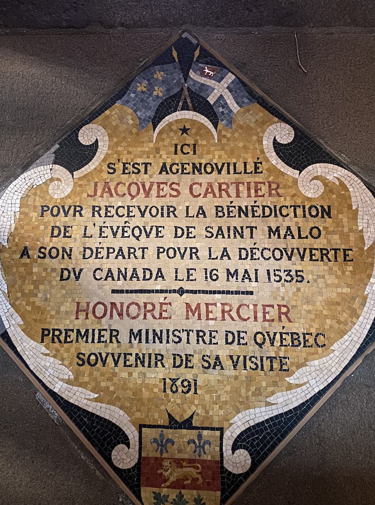 Plaque au cœur de la cathédrale de Saint-Malo rappelant le départ de Jacques Cartier vers le Canada.
