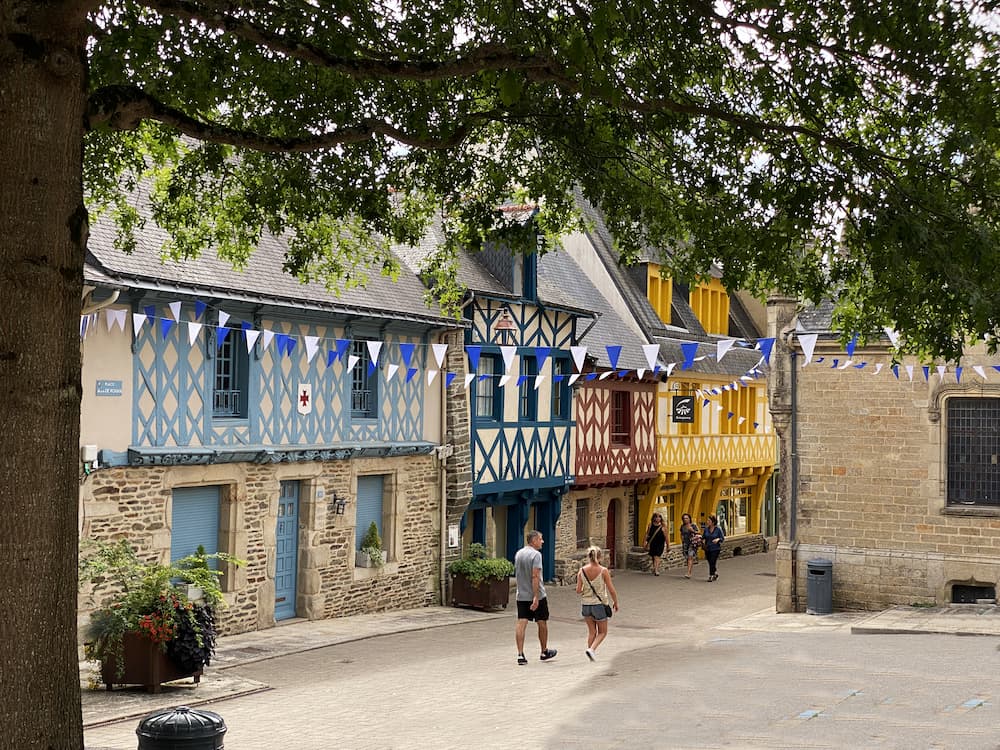 Place de Josselin et ses maisons à pans de bois