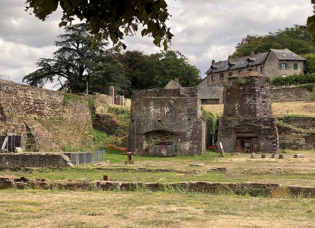 Anciens fours des Forges de Paimpont en cours de restauration