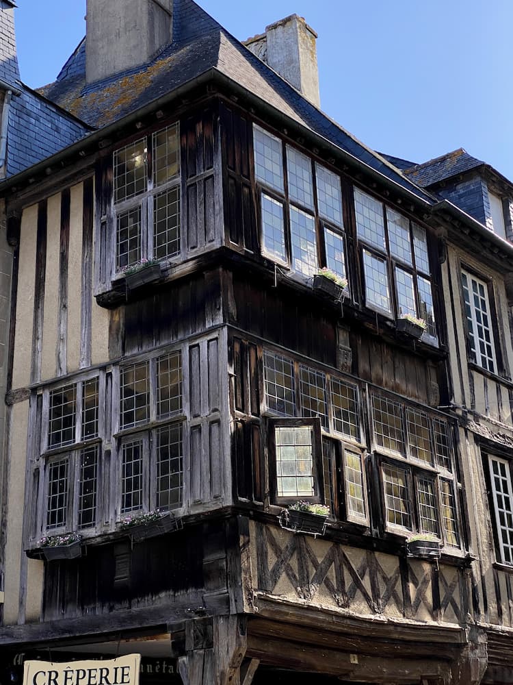 Maisons à pans de bois colorées dans le centre historique de Dinan