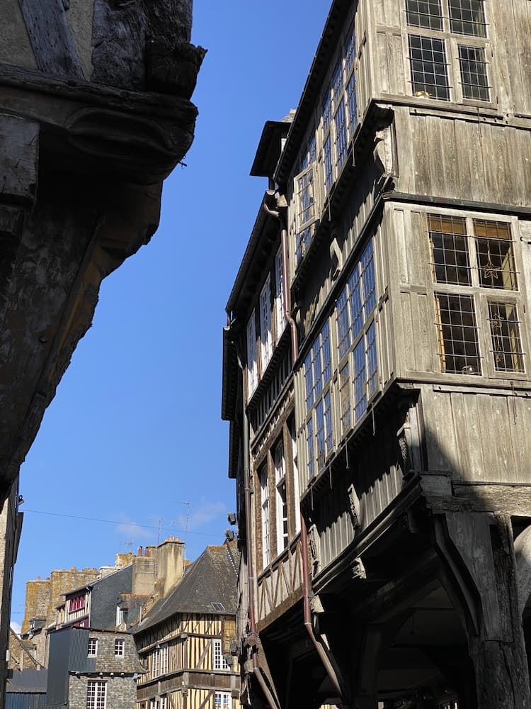 Maison à pans de bois de la rue de l'Apport dans le centre ancien de Dinan