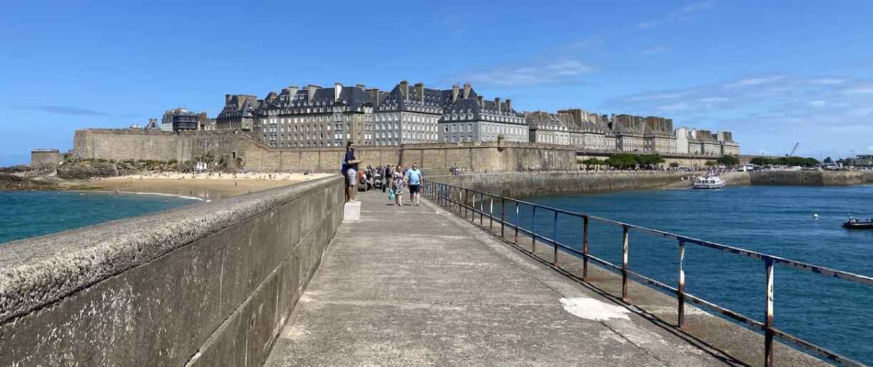 Vue sur les remparts de Saint-Malo depuis le Môle des Noires