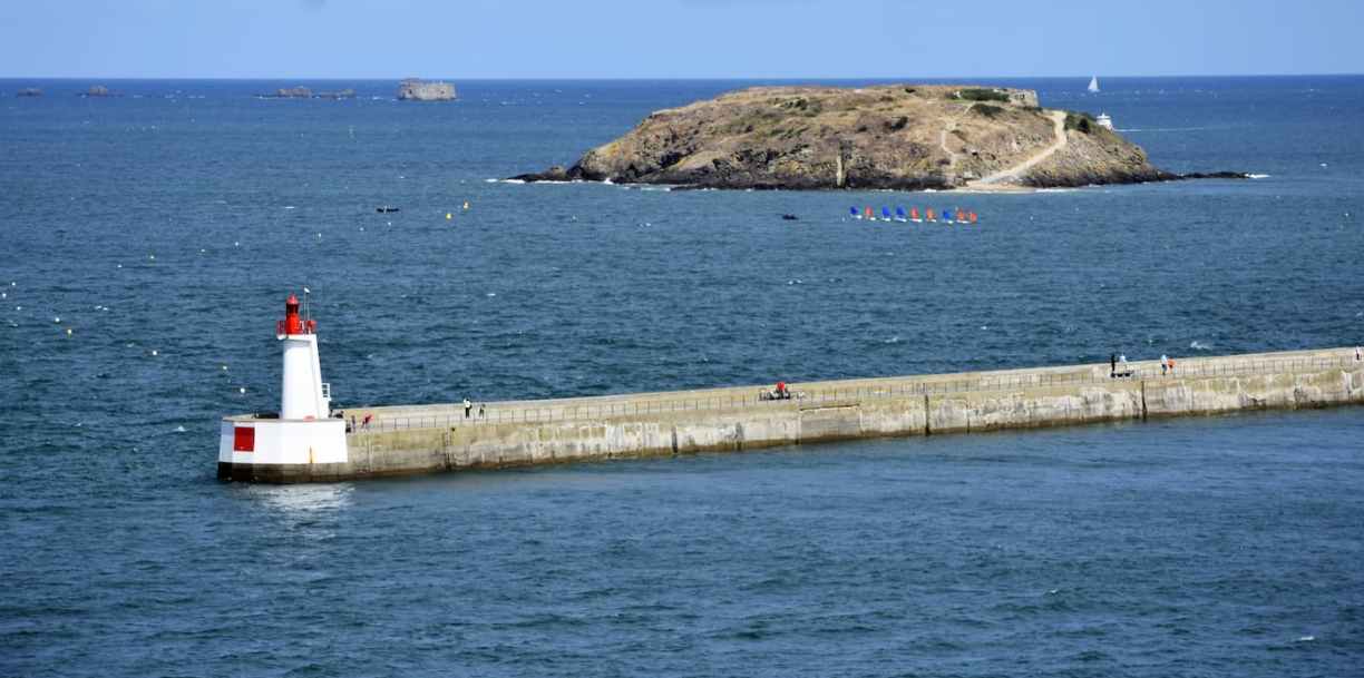 Phare du Môle des Noires à l’entrée de la baie de Saint-Malo