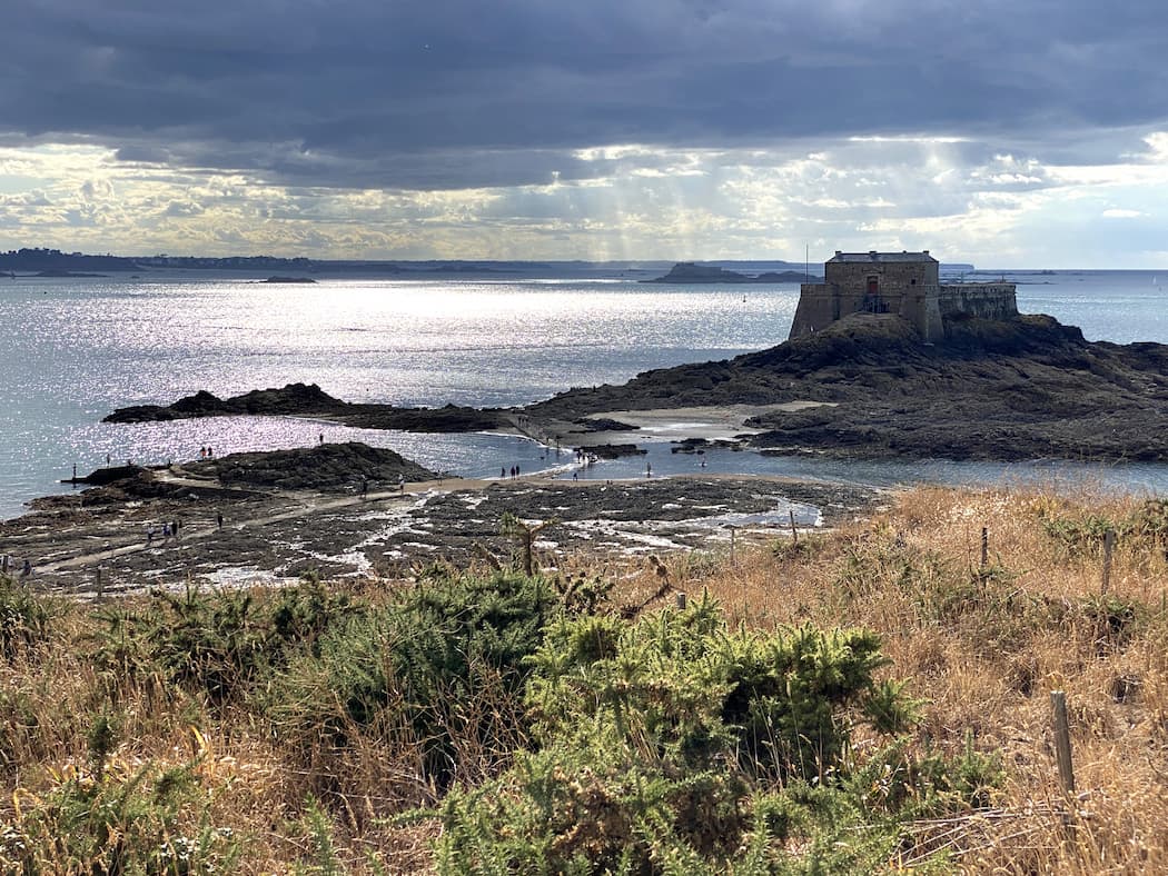 Le fort du Petit Bé à marée basse dans la baie de Saint-Malo